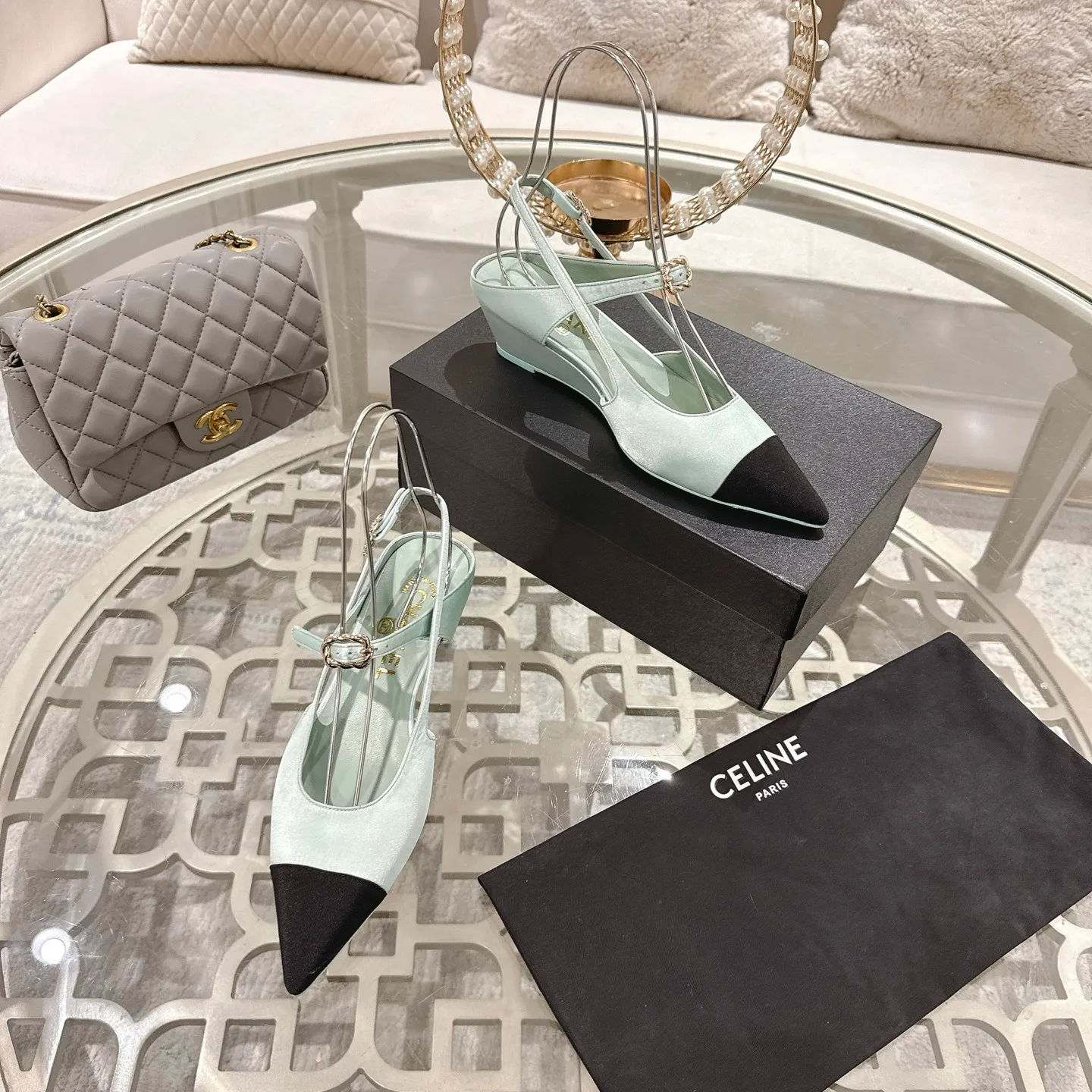 👟👟Ex-factory price 540👟👟 Chanel Xiaoxiang 25ss early spring new product silk satin sandals series French style, so beautiful that it is so beautiful! This is what an elegant and romantic fairy should be like! The minimalist color scheme and silk satin are deeply rooted in people's hearts. It goes well with skirts or casual wear! Fabric: Made of original customized silk Lining: Sheepskin Outsole: Genuine leather outsole imported from Italy Heel height: 4.5cm Size: 35-39 (40.41.42 customization is non-refundable)